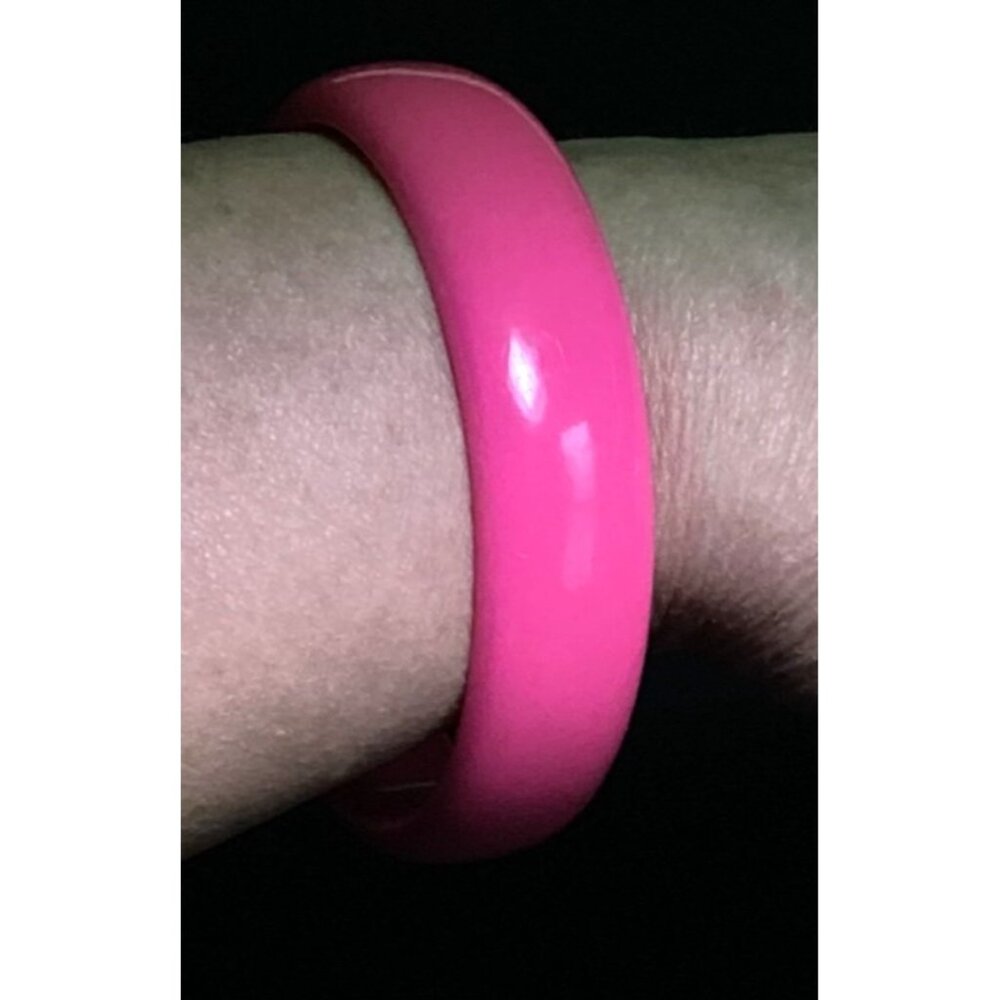 Vintage Neon Pink Lucite Bangle Bracelet Glows Bright Orange in UV Light Rave - Picture 4 of 6